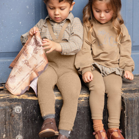 Camisa y pantalón con tirantes para niños aventureros