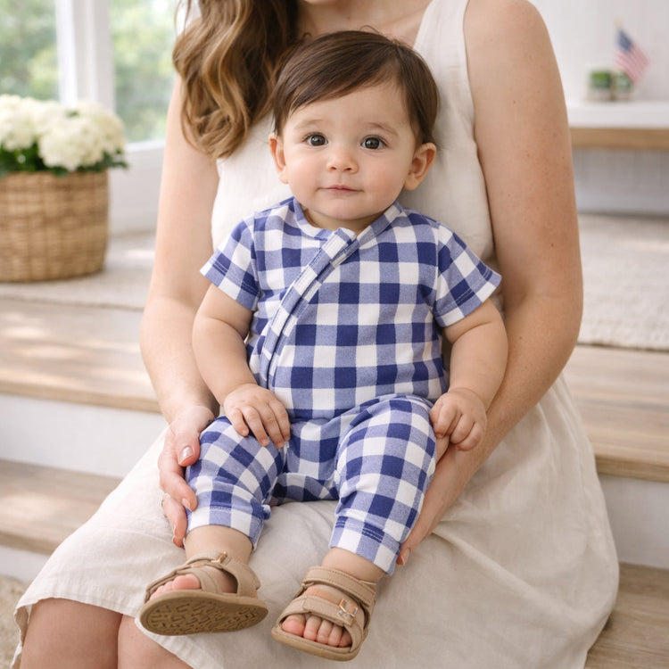 Pelele de bebé con cremallera, estampado a cuadros y detalles de bambú, con puños convertibles.