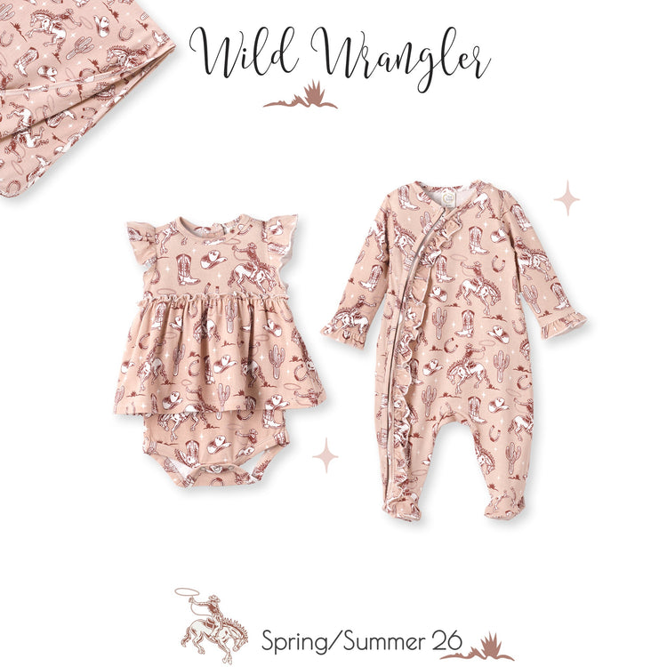 Mono con cremallera y volantes de bambú rosa de Wild Wrangler
