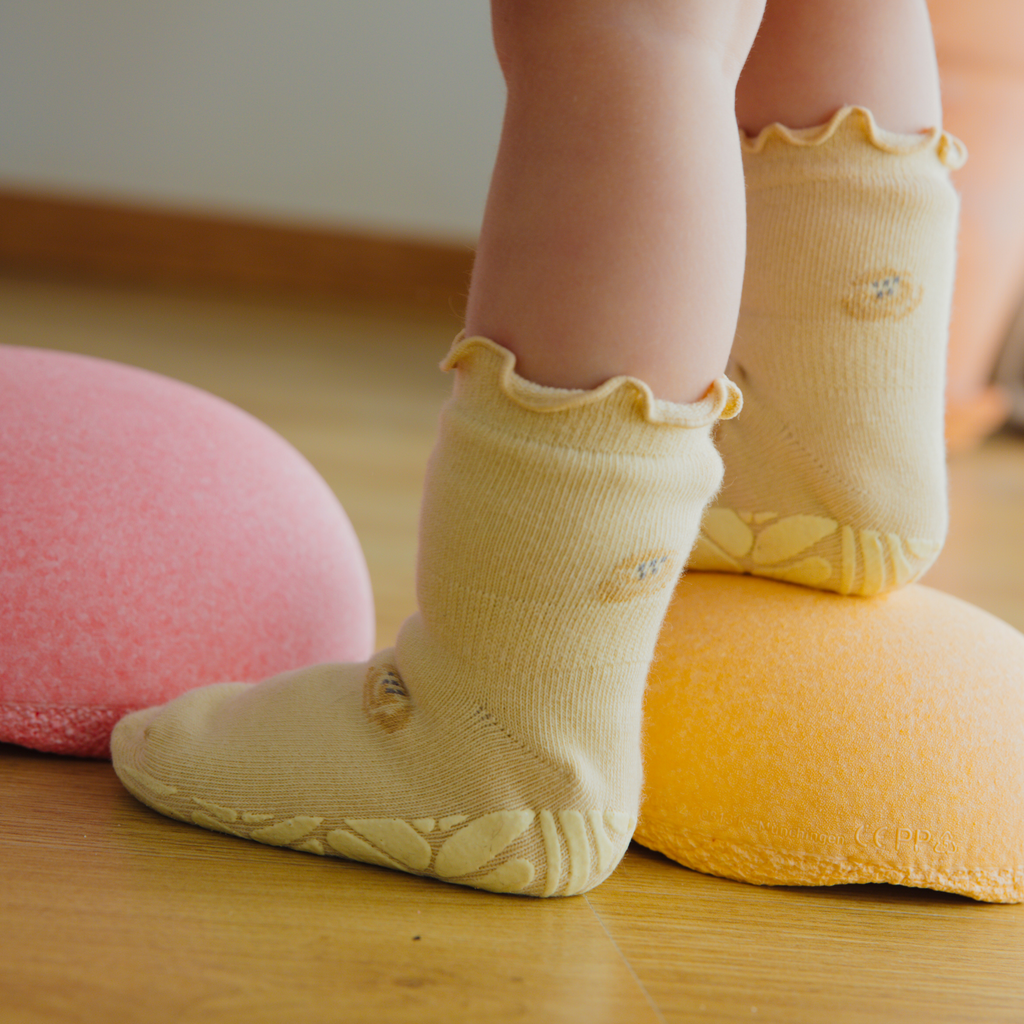 Novedad - Little Wonder Things - Orgánico - 4 pares de calcetines antideslizantes para bebés y niños pequeños