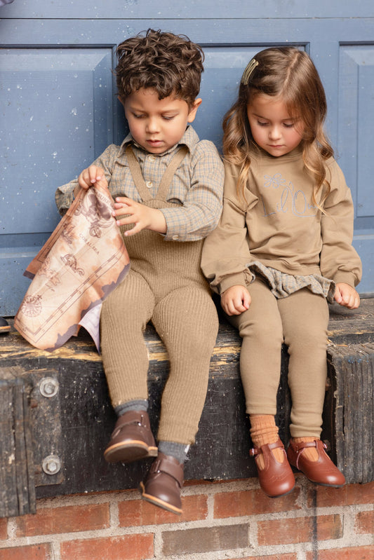 Camisa y pantalón con tirantes para niños aventureros