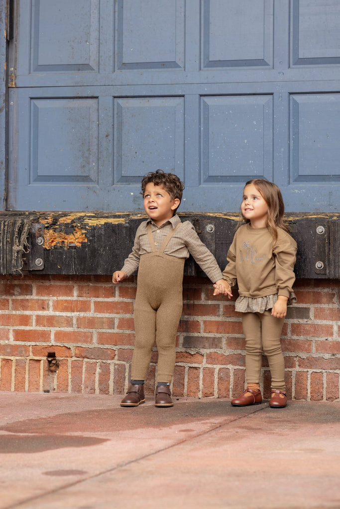 Camisa y pantalón con tirantes para niños aventureros