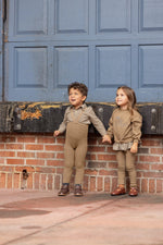 Camisa y pantalón con tirantes para niños aventureros
