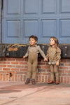 Camisa y pantalón con tirantes para niños aventureros