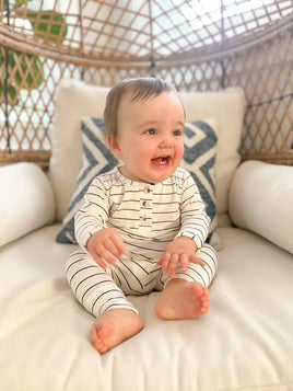 Conjunto de ropa (parte superior e inferior) y gorro (tallas de recién nacido a 12 meses) Rayas negras