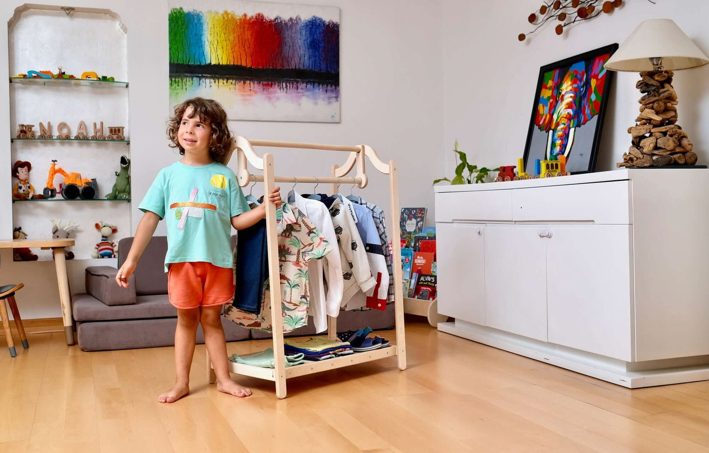 Armario de madera Montessori: organizador ideal de ropa infantil
