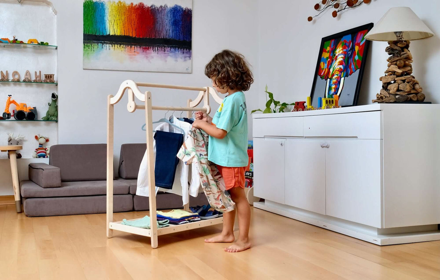 Armario de madera Montessori: organizador ideal de ropa infantil
