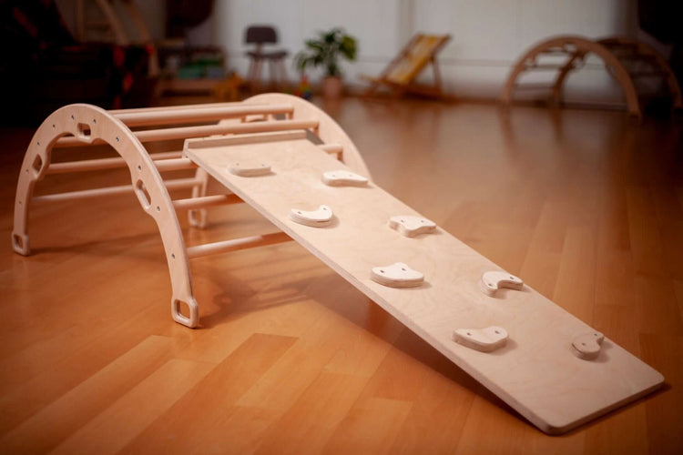 Arco/balancín de escalada Montessori mediano con juego de almohada y rampa
