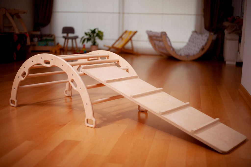 Arco/balancín de escalada Montessori mediano con juego de almohada y rampa