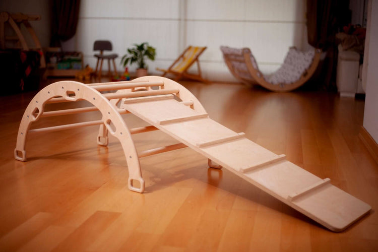 Arco/balancín de escalada Montessori mediano con juego de almohada y rampa