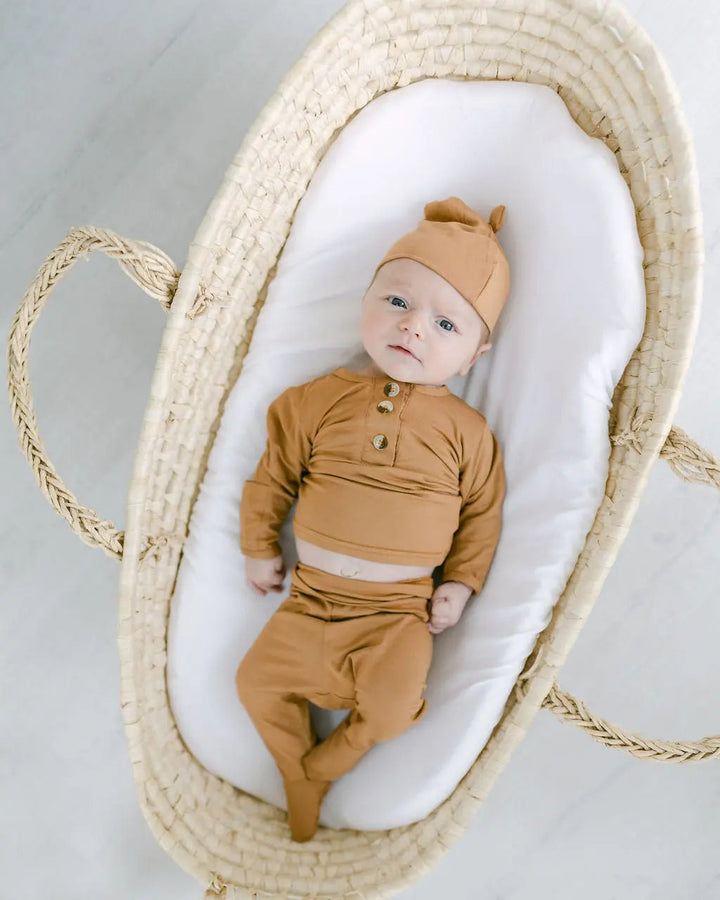 Conjunto de ropa (parte superior e inferior) y gorro (tallas de recién nacido a 12 meses) Camel