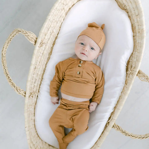 Conjunto de ropa (parte superior e inferior) y gorro (tallas de recién nacido a 12 meses) Camel