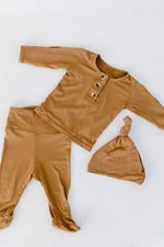 Conjunto de ropa (parte superior e inferior) y gorro (tallas de recién nacido a 12 meses) Camel