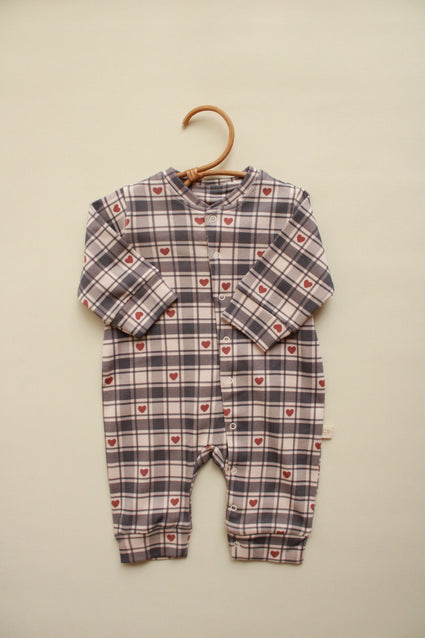 Mono de cuadros con forma de corazón