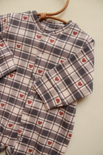 Mono de cuadros con forma de corazón