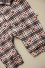 Mono de cuadros con forma de corazón