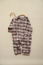 Mono de cuadros con forma de corazón