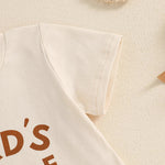 Conjunto de 2 piezas de camiseta de manga corta con estampado de letras y pantalones cortos elásticos con estampado a cuadros para bebé niño pequeño