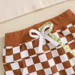 Conjunto de 2 piezas de camiseta de manga corta con estampado de letras y pantalones cortos elásticos con estampado a cuadros para bebé niño pequeño