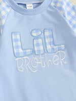 Mono de otoño para bebé niño pequeño Lil Brother con estampado de cuadros y letras bordadas, manga larga, cuello redondo y largo completo