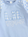 Mono de otoño para bebé niño pequeño Lil Brother con estampado de cuadros y letras bordadas, manga larga, cuello redondo y largo completo