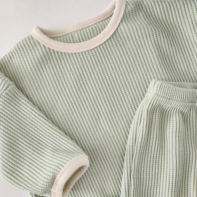 Conjunto de 2 piezas de jersey de algodón gofre de manga larga con cuello redondo y pantalones deportivos para bebés y niñas