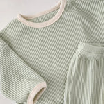 Conjunto de 2 piezas de jersey de algodón gofre de manga larga con cuello redondo y pantalones deportivos para bebés y niñas