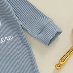 Conjunto de 2 piezas de mono con estampado de letras, cuello redondo y manga larga con gorro para bebé, niño y niña