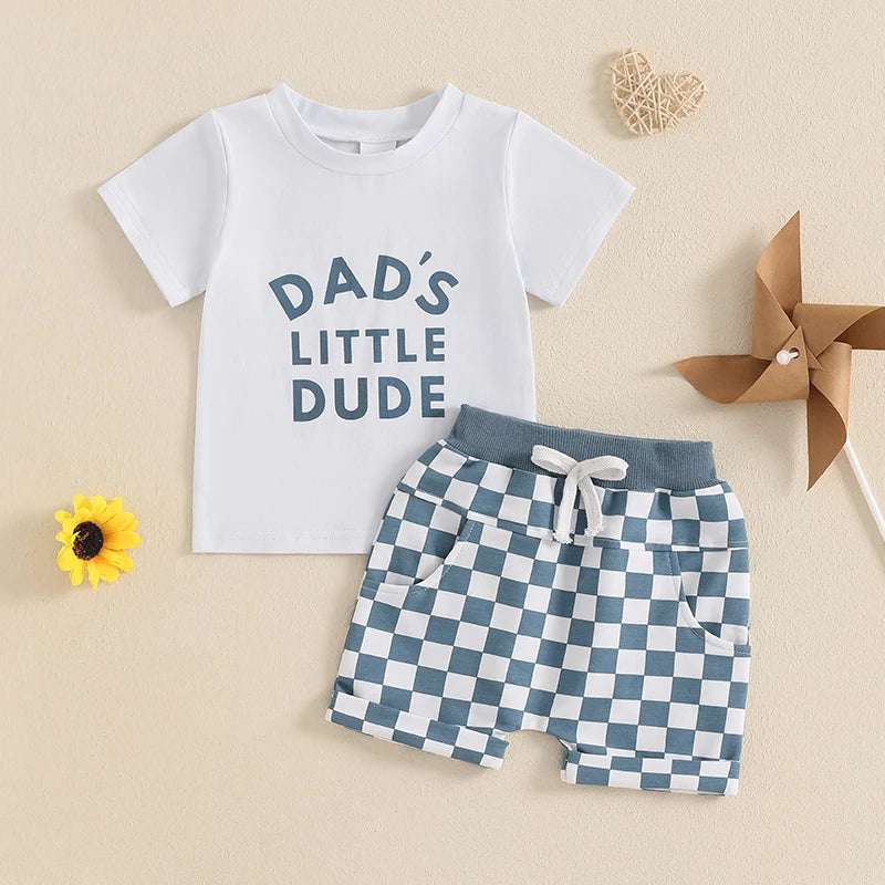 Conjunto de 2 piezas de camiseta de manga corta con estampado de letras y pantalones cortos elásticos con estampado a cuadros para bebé niño pequeño