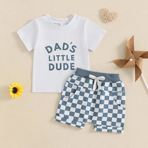 Conjunto de 2 piezas de camiseta de manga corta con estampado de letras y pantalones cortos elásticos con estampado a cuadros para bebé niño pequeño