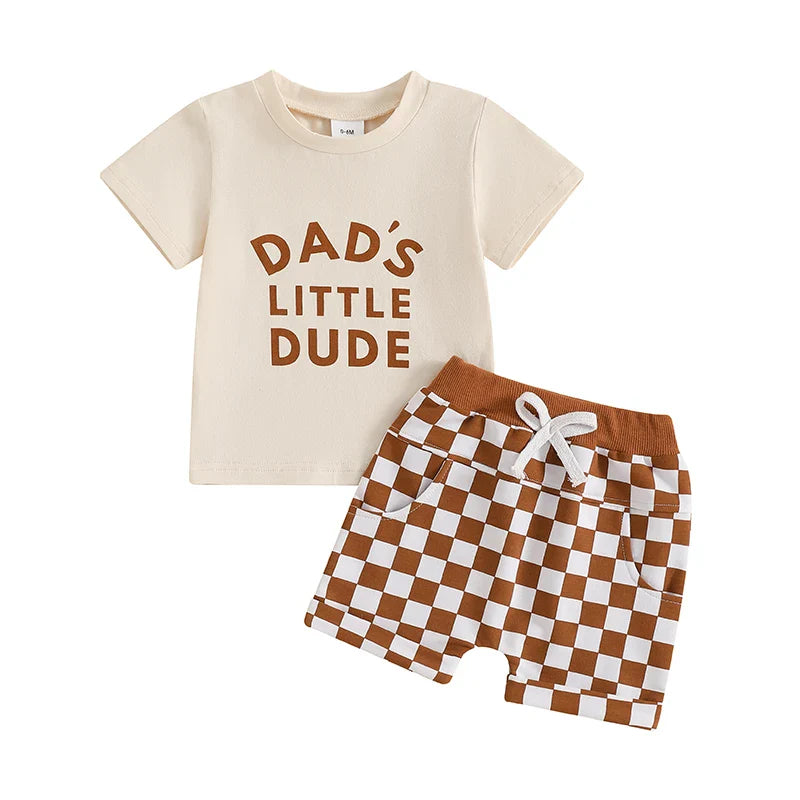 Conjunto de 2 piezas de camiseta de manga corta con estampado de letras y pantalones cortos elásticos con estampado a cuadros para bebé niño pequeño