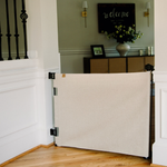 Puerta de seguridad de tela Crypton® para bebés y mascotas: elegante, resistente a las manchas y sin PFAS | Se adapta a aberturas de 70 a 139 cm de ancho y mide 84 cm de alto.