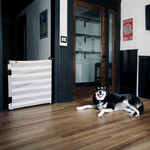 Puerta de seguridad de tela Crypton® para bebés y mascotas: elegante, resistente a las manchas y sin PFAS | Se adapta a aberturas de 70 a 139 cm de ancho y mide 84 cm de alto.