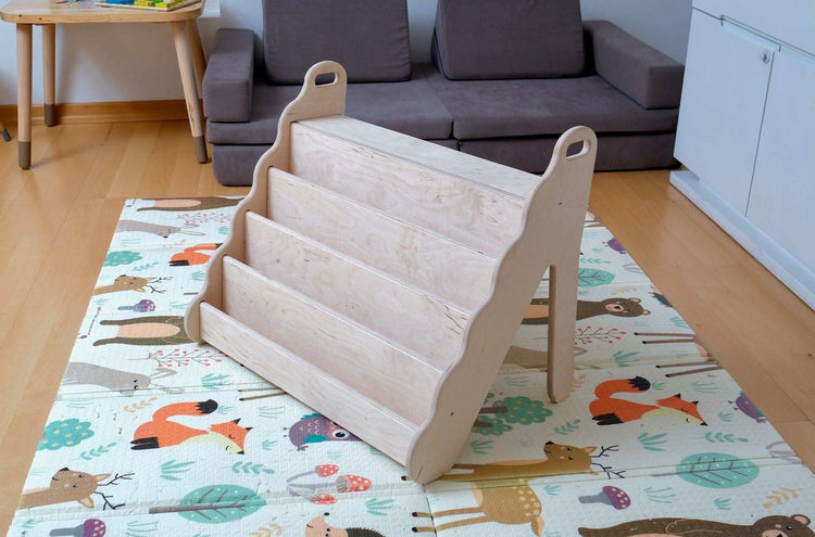 Estantería de madera curvada en varios tamaños: elegante diseño ondulado