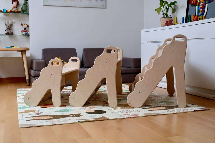 Estantería de madera curvada en varios tamaños: elegante diseño ondulado